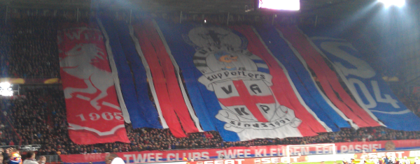 Supporters Schalke 04 tonen medeleven aan FC Twente