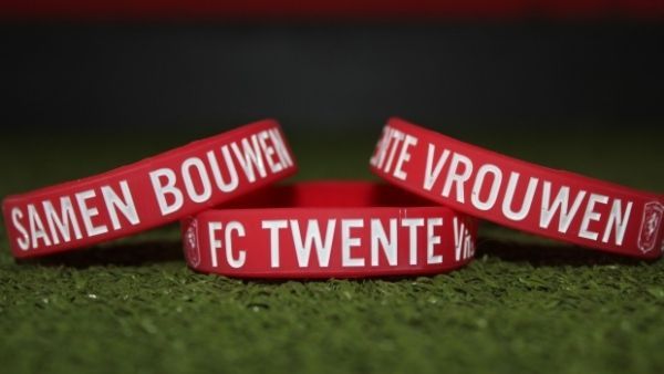 Een polsbandje om de FC Twente Vrouwen te steunen