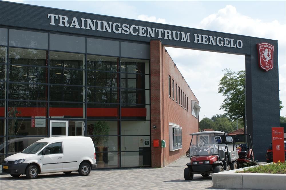 Foto: Supporters wachten spelersbus op bij Trainingscentrum in Hengelo