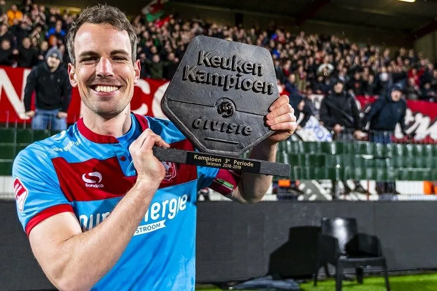 Middenvelder Brama te gast in Groot Onderhoud bij RTV Oost