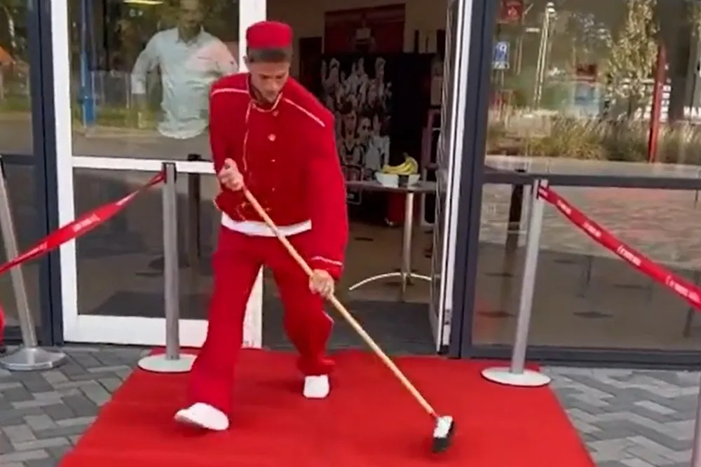 Hilarisch! Van Wolfswinkel in Abeltje kostuum bij ingang trainingscentrum