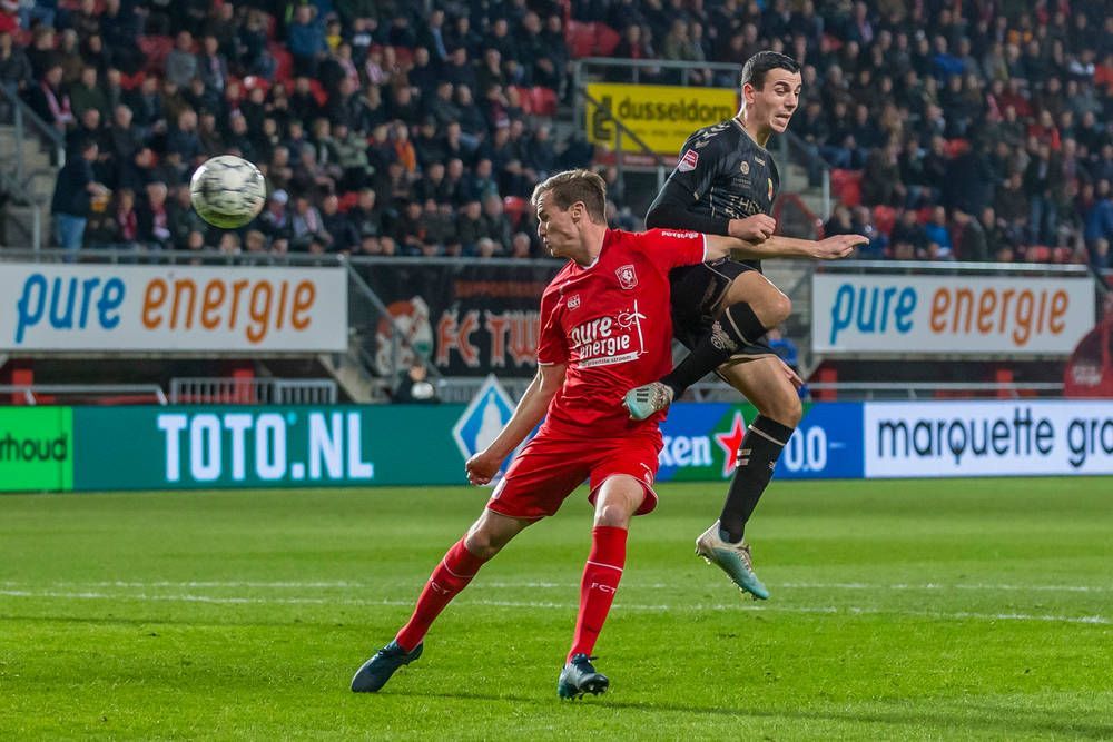 FC Twente voor eigen supporters vernederd door Go Ahead Eagles