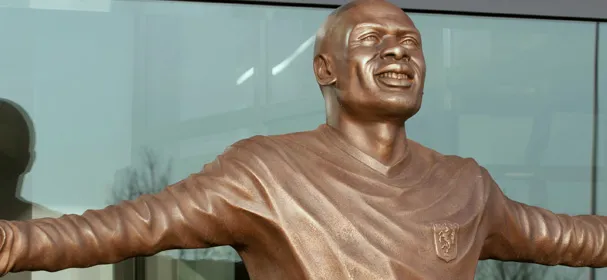 FC Twente-legende Nkufo stalt speler bij FC Barcelona