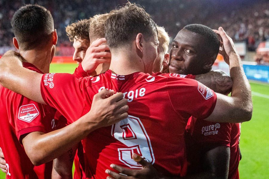 Assink hekelt hoge rugnummers bij FC Twente: "Het is hopeloos"