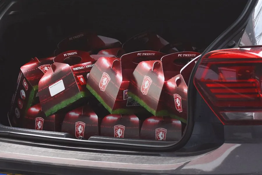 FOTO: Ook Andy van der Meyde gaat vandaag broodjes bezorgen