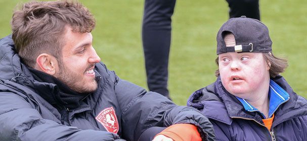 FOTO: Hint publiekslieveling Uvini naar een terugkeer bij FC Twente?