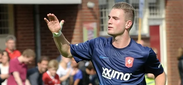 Cas Peters is eruit en zet handtekening onder driejarig contract