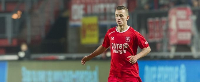 VIDEO: Voormalig FC Twente-speler raakt shirt kwijt na uitbundig juichen