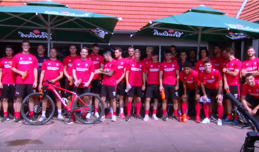 VIDEO: Selectie FC Twente krijgt mountainbikeclinic in Twentse bossen