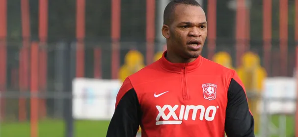 Collins John op proef bij amateurvereniging