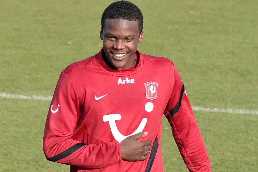 Auto voormalig FC Twente-speler gestolen; verdediger vraagt hulp via social media