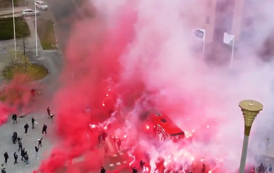 SCHITTEREND! Drone filmt vuurwerk tijdens aankomst spelersbus FC Twente