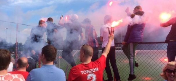 FOTO'S: FC Twente met vuurwerk onthaald bij eerste training