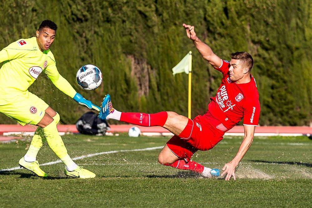 Hölscher behoedt FC Twente voor nederlaag, twee jongelingen debuteren