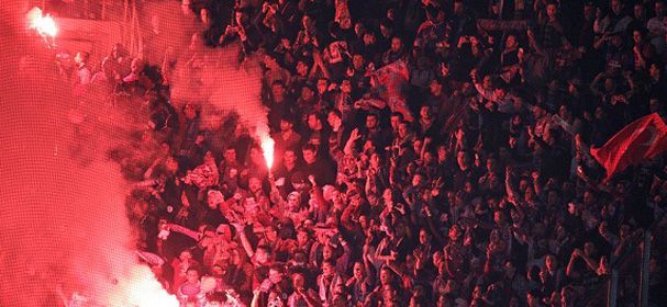 PSV supporter gooit brandende fakkel in FC Twente vak