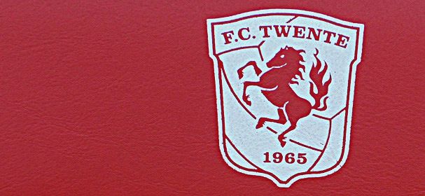 Minuut stilte voor aanvang FC Emmen - FC Twente