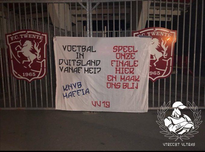 Utrecht supporters hangen spandoek aan de Veste: Speel onze finale hier