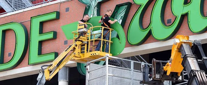 Foto's: Grolsch wordt verwijderd van de Grolsch Veste