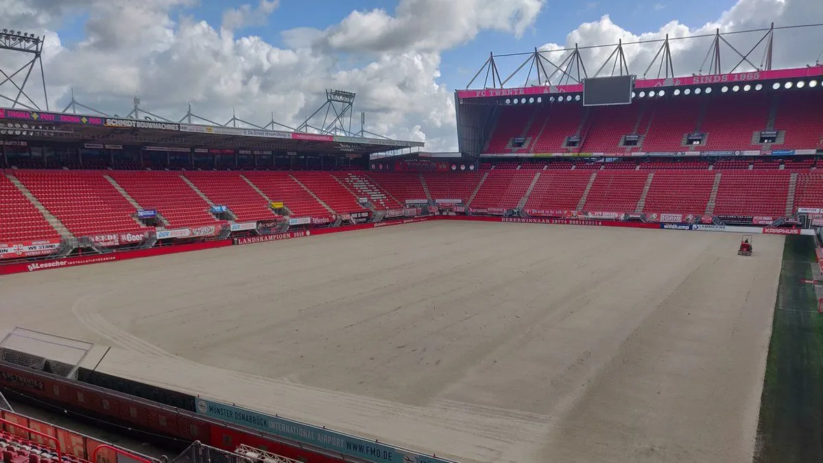 FC Twente verwijdert beschadigde grasmat vlak voor duel met FC Utrecht