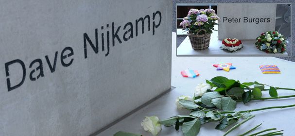 Nabestaanden leggen bloemen bij herdenkingsmonument