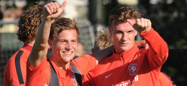 FC Twente-duo op de bank bij verloren wedstrijd Jong Oranje