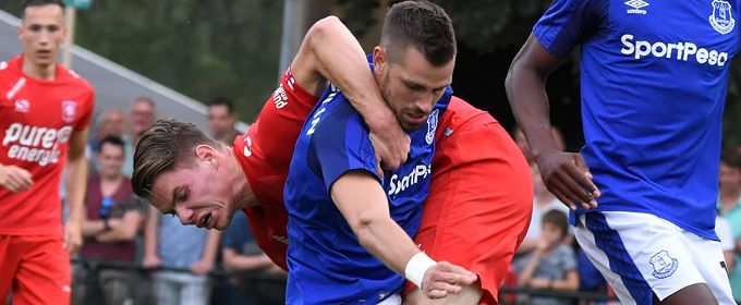 Twee FC Twente-supporters opgepakt omtrent opstootje na oefenduel tegen Everton