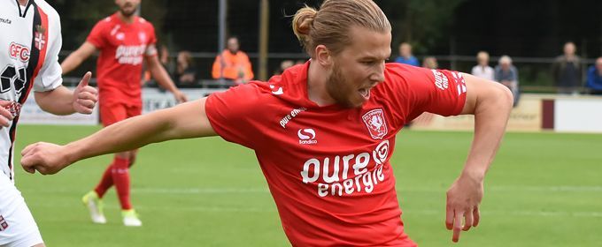 "Dan vergeet 'ie ook nog de beste verdediger van FC Twente: Lely!"