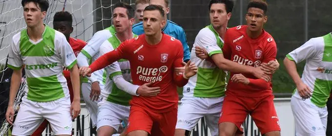 Jong FC Twente blameert zich tegen hekkensluiter VV Spijkenisse