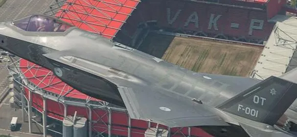 GRANDIOOS! Foto JSF F35 boven de Grolsch Veste