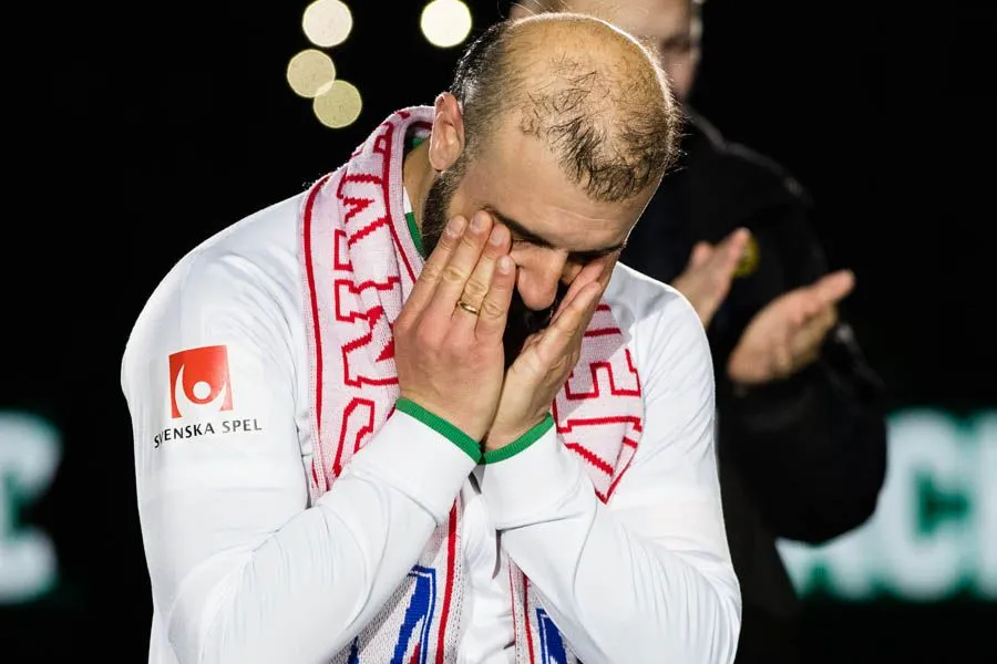 Video: Groots en emotioneel afscheid van Hammerby-held Kennedy Bakircioglu