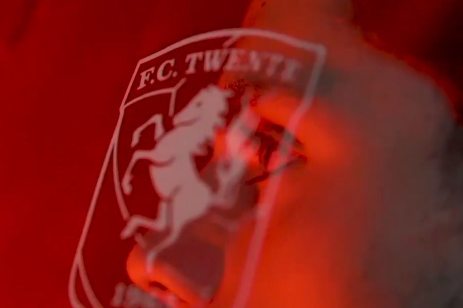 Video: Pierie poseert als eerste speler in het nieuwe shirt van FC Twente