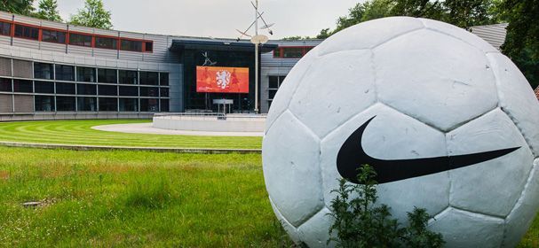 FC Twente supporters bij hoofdgebouw KNVB