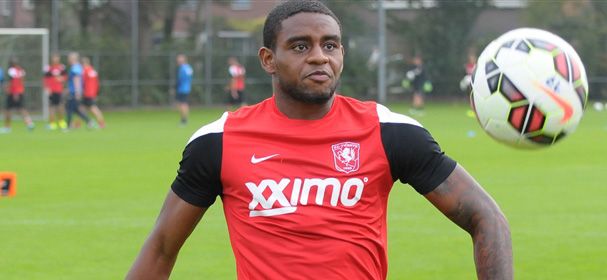 Ebecilio schiet FC Twente in blessuretijd langs Cambuur