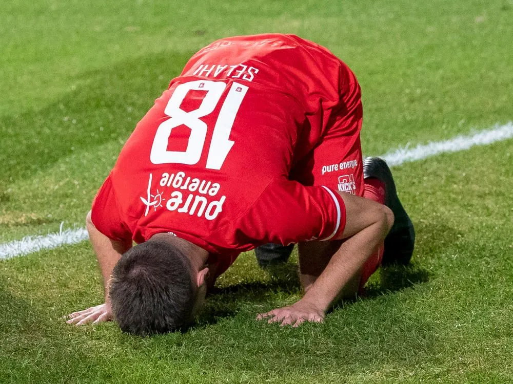 Scorende Selahi dankt God: "Hij heeft me geholpen het doelpunt te scoren"