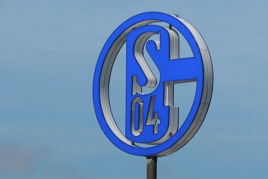 Pijnlijk: Schalke aanvaller draagt shirt aartsrivaal Borussia Dortmund