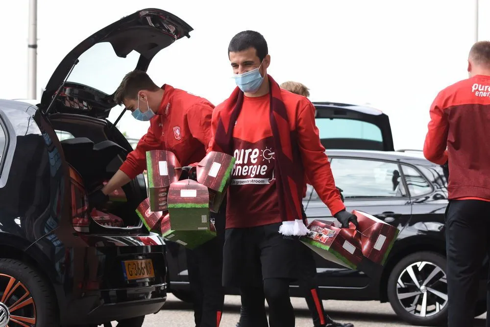 Video: Spelers laden massa's broodjes beenham in voor de supporters