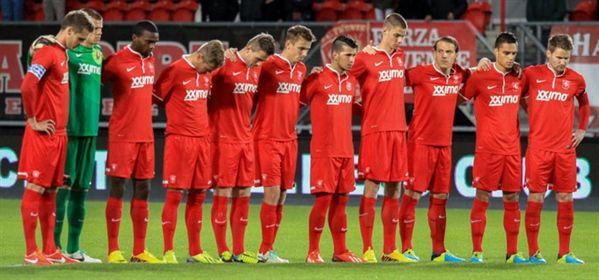 Minuut stilte voor aanvang FC Twente - FC Groningen