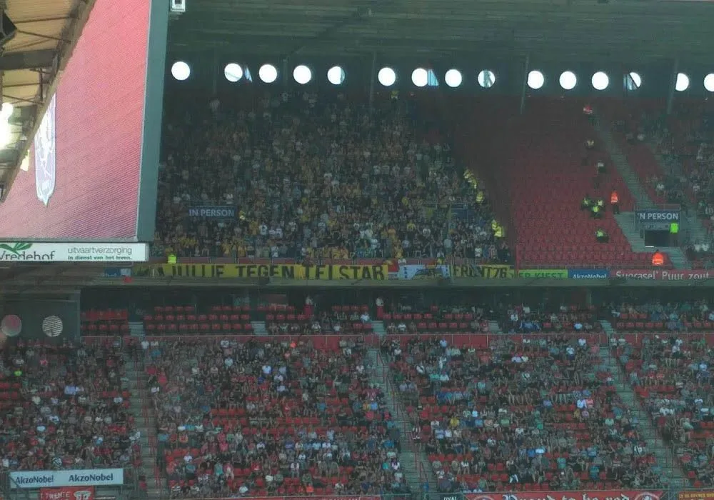 Foto: NAC supporters krijgen koekje van eigen deeg: "Jullie tegen Helmond"