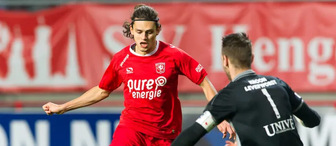 Ünal brengt keeper Heerenveen schade toe: "Hij heeft 'm geraakt"