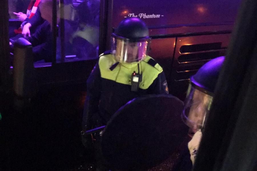Triest: Bepakte politie houdt supportersbussen aan voor uitgebreide controle