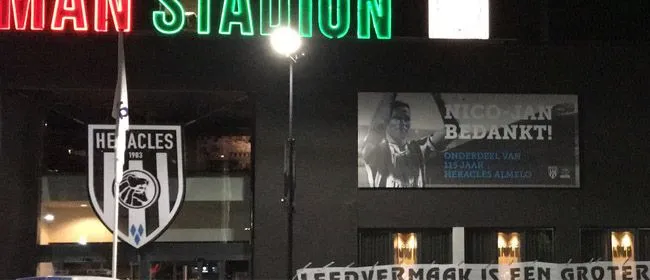 FOTO: Vak P hangt spandoek aan stadion Heracles Almelo