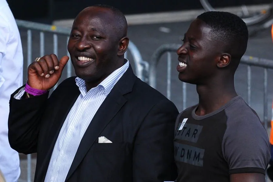 Zoon vertrokken Prince Polley tekent eerste profcontract: "Ik doe het op eigen kracht"