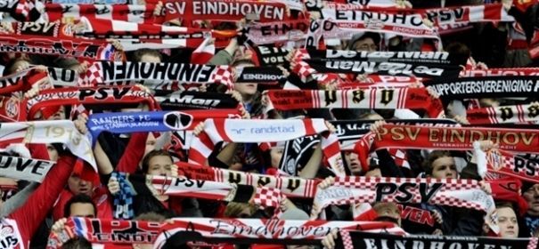 PSV-supporters reizen massaal af naar Enschede