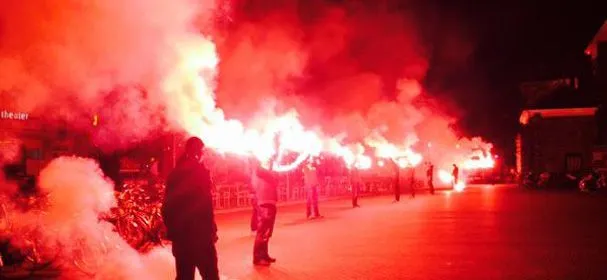 Schitterend! Supporters onthalen spelers met fakkels in Hengelo
