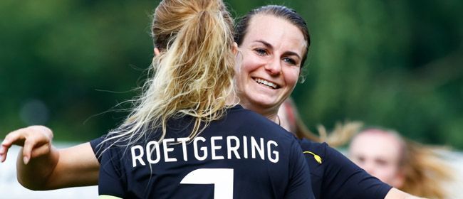 FC Twente Vrouwen wensen mannen succes vanuit Oostenrijk: "Zet 'm op!"