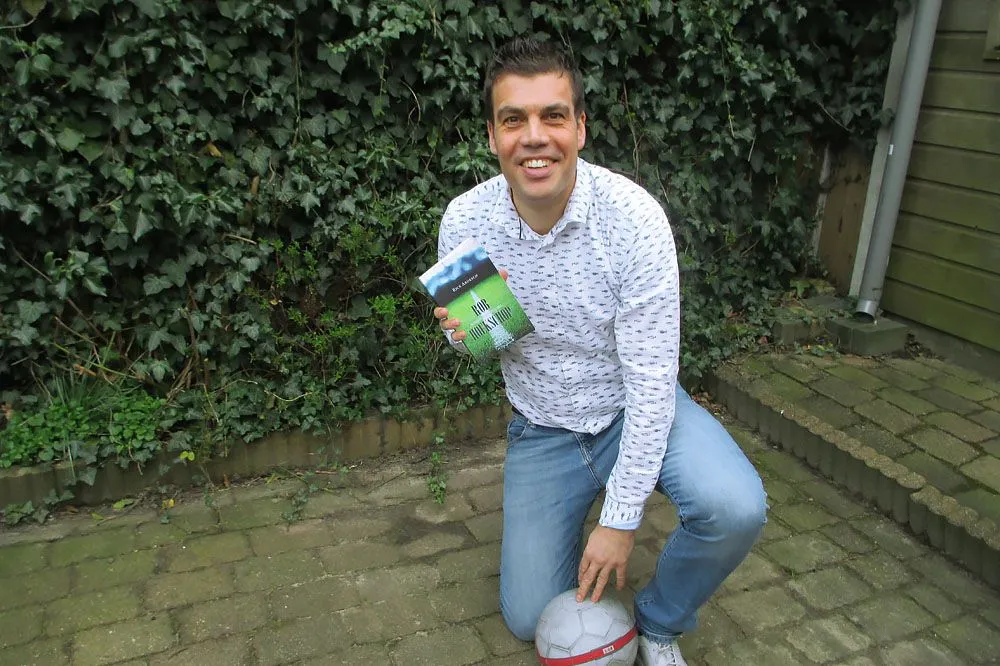 Zoon Hennie Ardesch komt met boek over amateurvoetbal: "Geen kaviaar maar patat"