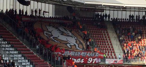 Honderden supporters missen aftrap AZ - FC Twente door kettingbotsing