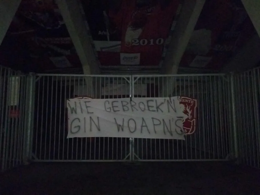 NEC supporters hangen spandoeken aan de Veste: Vak P = NSB!!