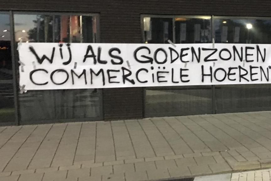 Foto's: Heracles-supporters woest en hangen spandoeken aan het stadion