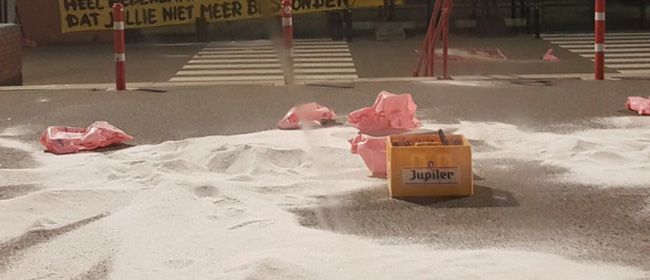 FOTO: NAC supporters gooien 500 kilo zout voor de Grolsch Veste